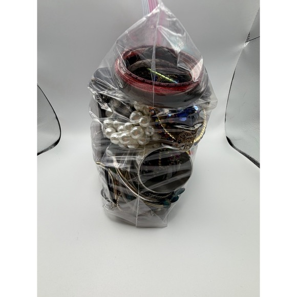 Bulk Costume Jewelry Lot 4.3 lbs Assorted Bracelets Bangles Necklaces Beads Mix - Picture 4 of 6